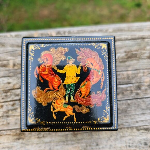 Hand-Painted Russian Fedoskino Lacquer Box Signed winter Troika Scenes